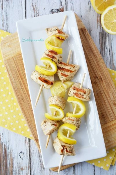 Aceste frigarui de pui cu lamaie sunt marinate în condimente cu arome grecești pentru cele mai delicioase frigarui la gratar pe care le-ai facut vreodată!